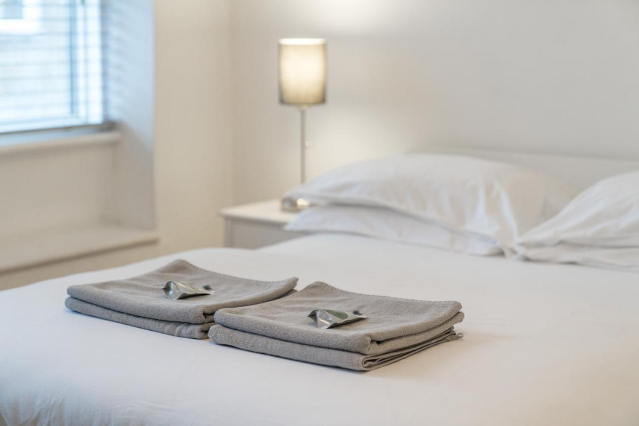 Soho & Covent Garden Apartment, Sleeps 3 London Bagian luar foto